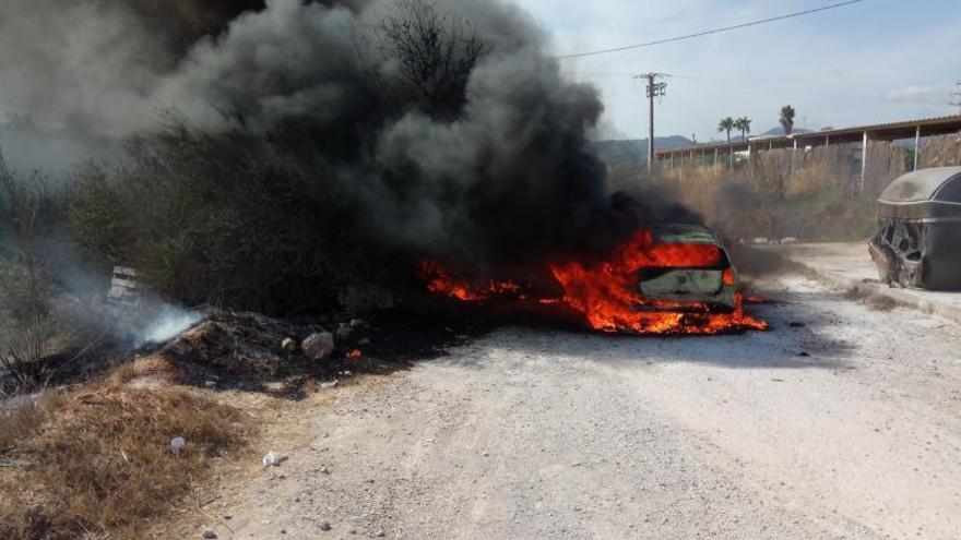 El fuego generó una densa columna de humo negro. | BOMBEROS DE EIVISSA