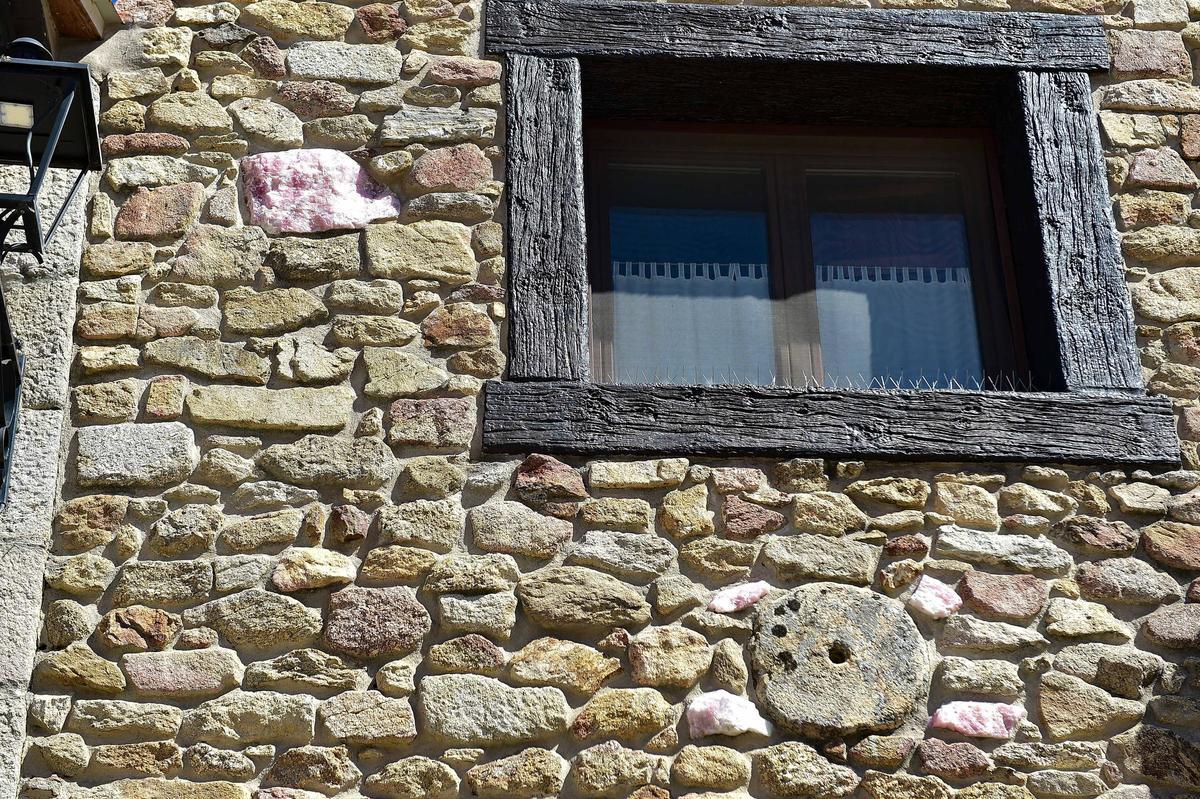 Fachada con piedras de cuarzo rosa, en Vía Cáparra, en Oliva de Plasencia.