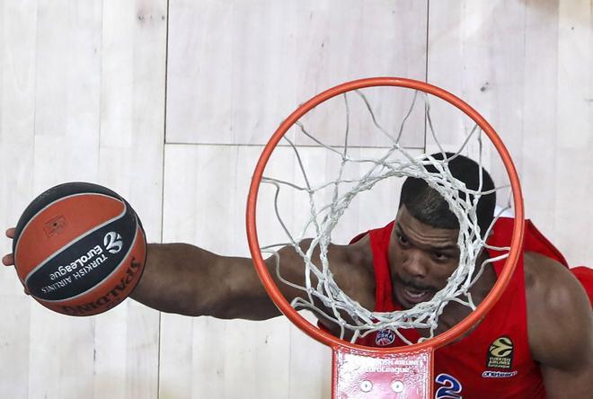 Kyle Hines de CSKA Moscú en acción durante el partido de baloncesto de la Euroliga entre CSKA Moscú y FC Barcelona en Moscú.