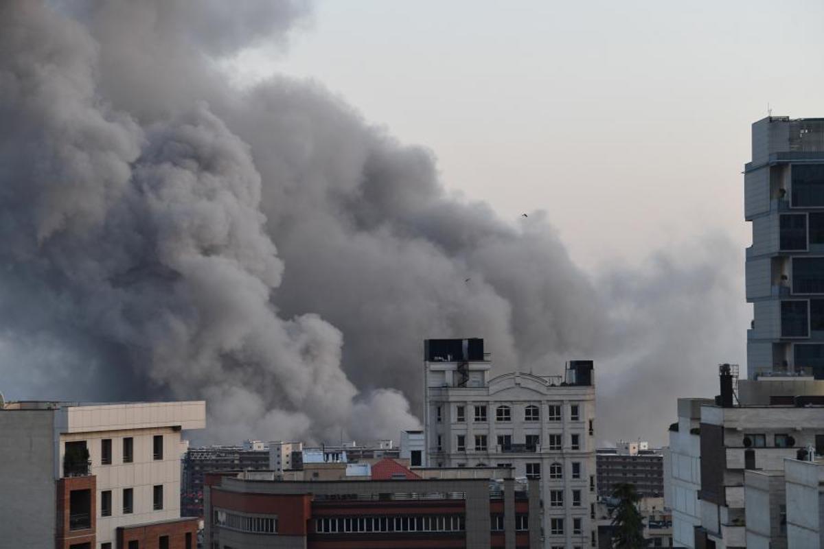 El humo recorre Teherán tras una explosión el pasado día 6.