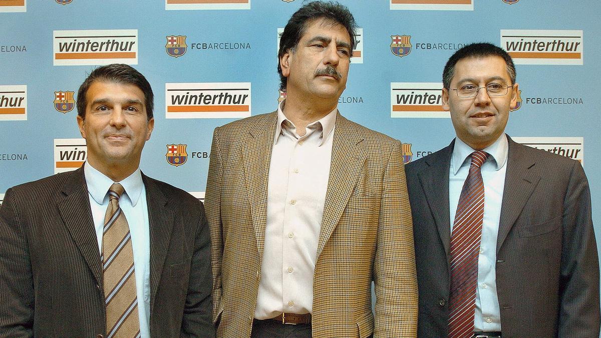 Flores, entre Joan Laporta y Josep Maria Bartomeu, en 2005 tras relevar a Joan Montes en el banquillo.