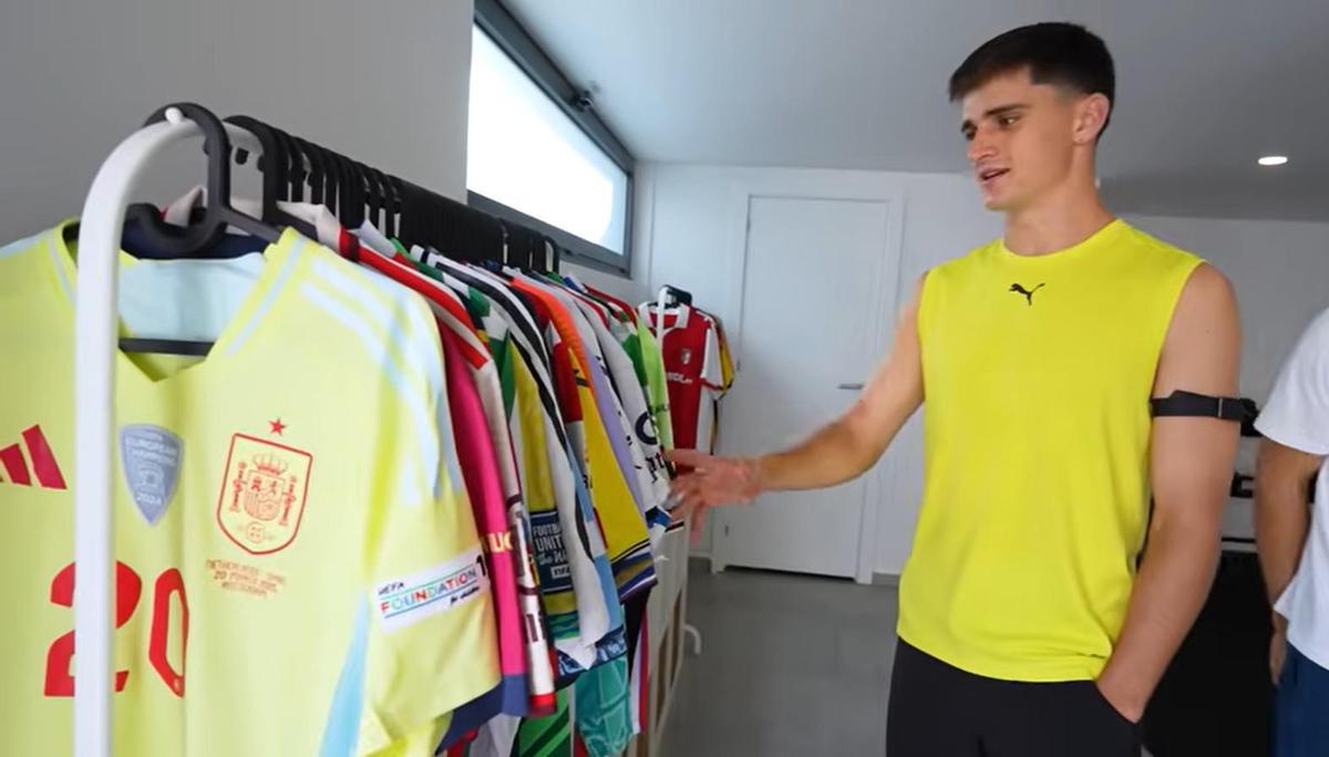 Pau Víctor muestra su colección de trofeos.
