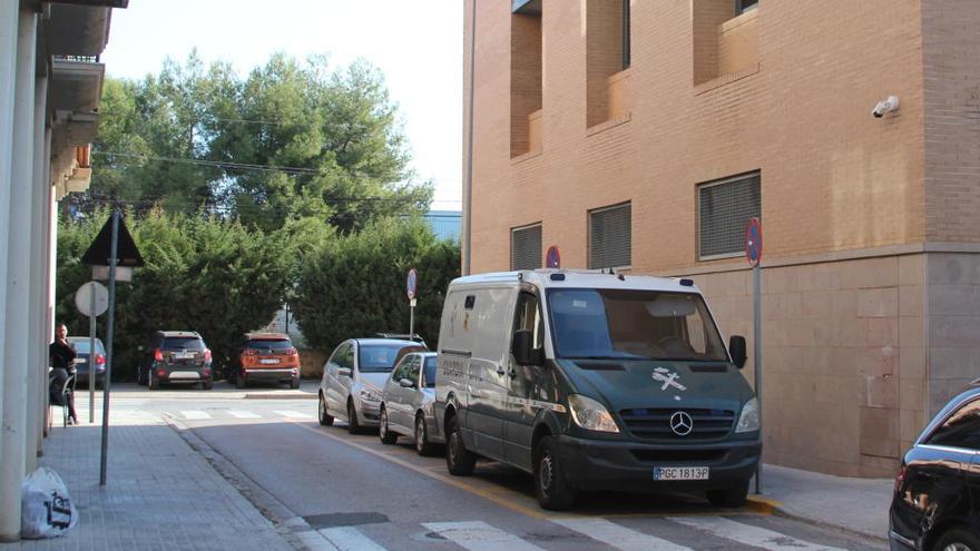 Uno de los furgones que trasladó a los detenidos, ayer, a las puertas del juzgado de Catarroja.