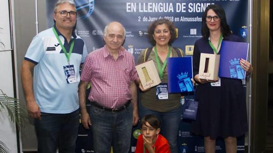 Los responsables de la cinta ganadora posan con su premio.