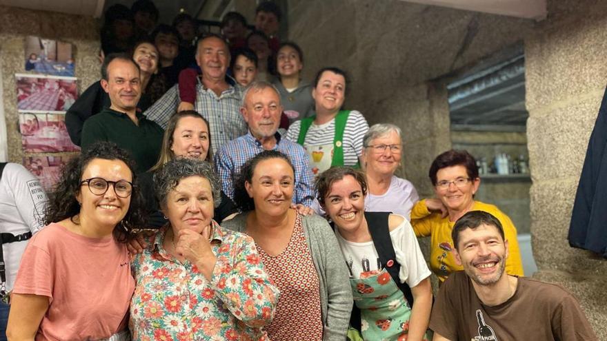 El matrimonio de Carmen Villaverde y José María Fernández con familiares y amigos.