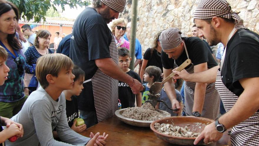 La botifarra de perol ajuda a cohesionar el poble de Garrigàs