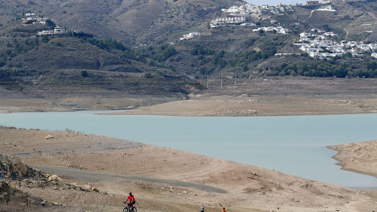 La grave sequía que padece la provincia y los bajos precios condenan a miles de agricultores. En la imagen, La Viñuela. / ÁLEX ZEA