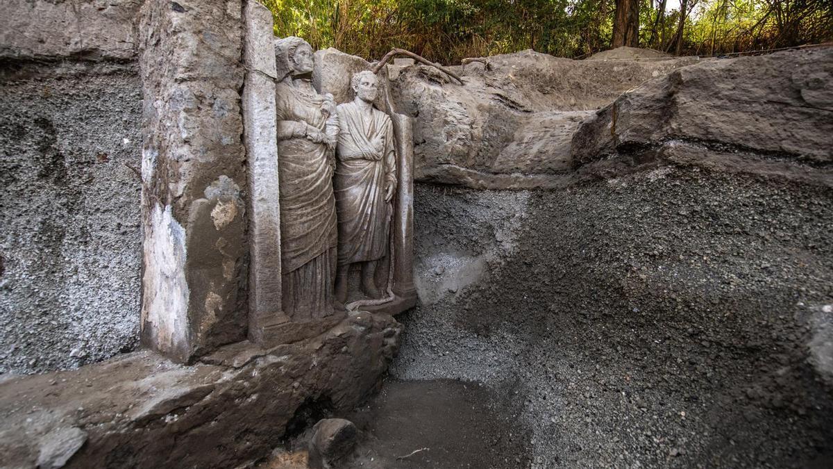 Relieve funerario de una tumba monumental en la Necrópolis de Porta Sarno de Pompeya