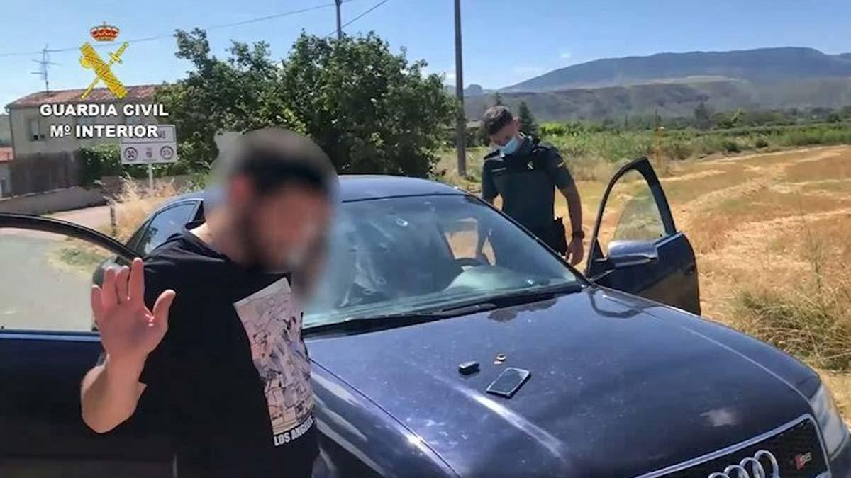 Abandona a la hija de su pareja en la carretera para ir a por gasolina