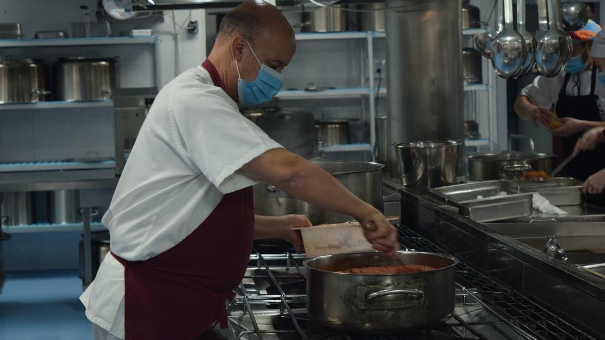 Un cocinero de Fepamic preparando un menú.