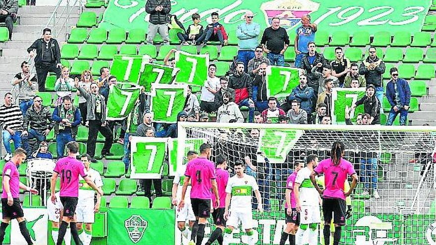 La afición celebra los 400 partidos de Nino y Xavi Torres e Iván Sánchez ven la quinta tarjeta