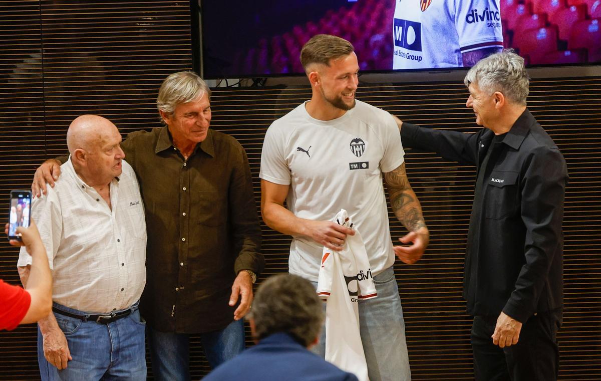 La presentación de Justin de Haas, en imágenes