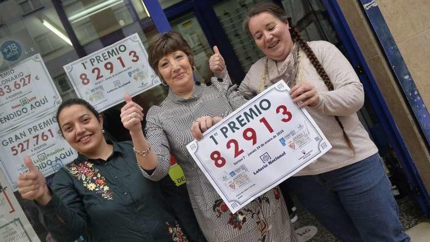 Sandra Iglesias, Amelia García y Cristina García, ayer, en la puerta de la administración de lotería de Versalles.