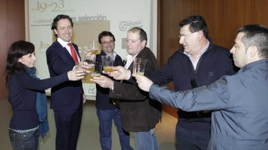 Brindis inaugural de la cosecha de sidra de manzana seleccionada, ayer, en el Centro de Arte de la Laboral.