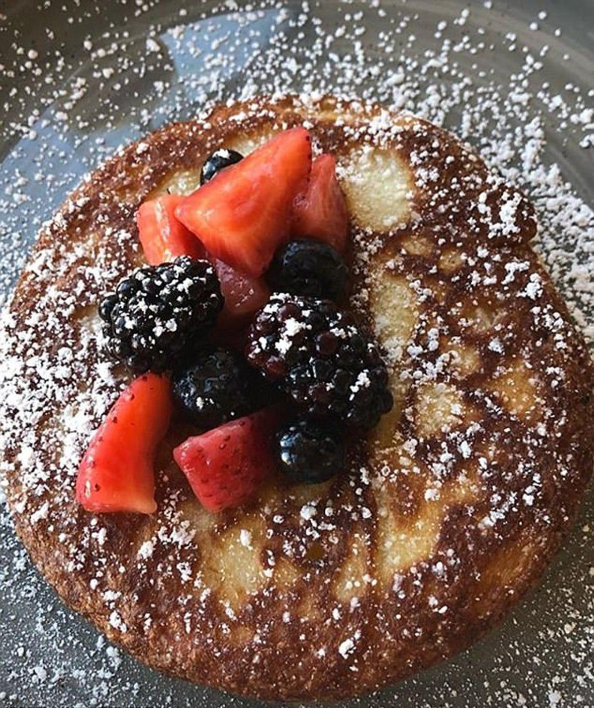 Para desayunar: pancake con fruta