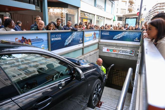 Un conductor ebrio empotra su coche en las escaleras del metro de Colón en Valencia
