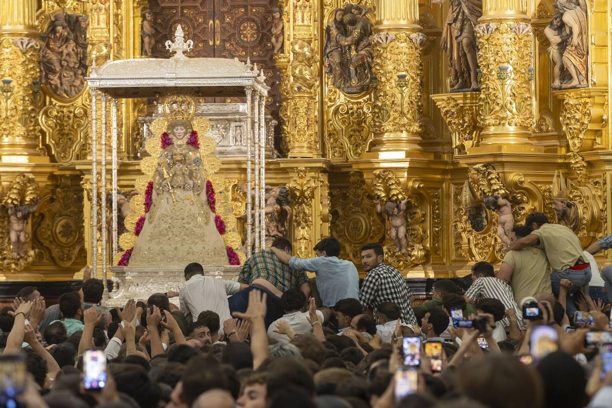 Los almonteños han saltado la reja a las 3:02 horas. Los almonteños han saltado la reja a las 3:02 horas.