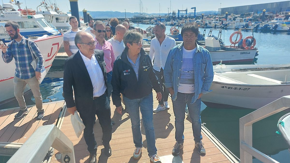 La conselleira de Mar, Rosa Quintana, esta mañana en Cangas con el candidato del PP, José Enrique Sotelo (izda.) y el patrón mayor, Javier Costa, en el pantalán pesquero.