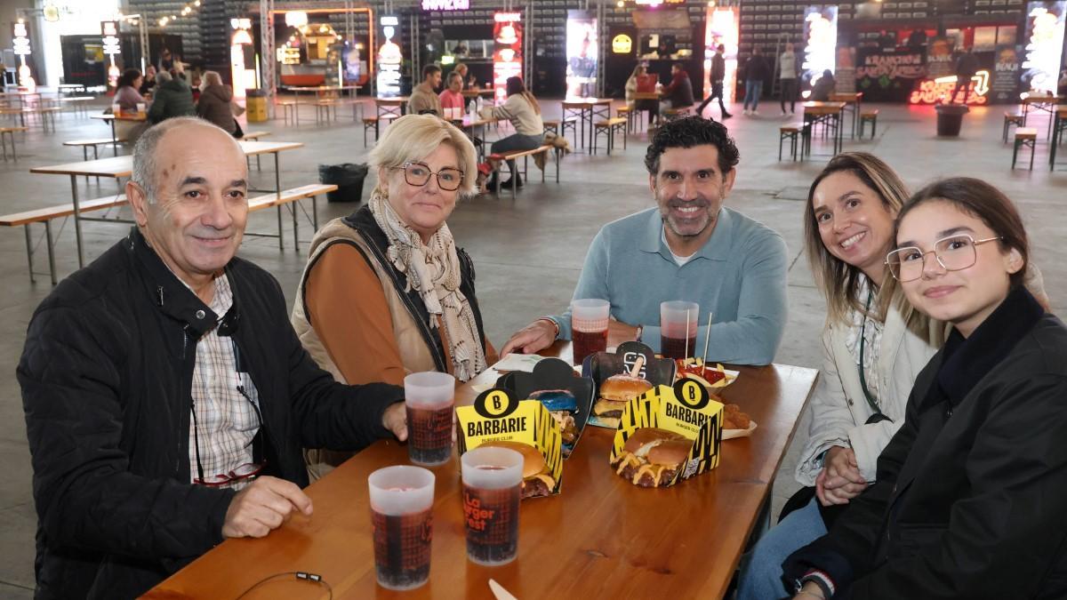 Una familia disfruta de sus hamburguesas este finde en La Burger Fest Vigo.