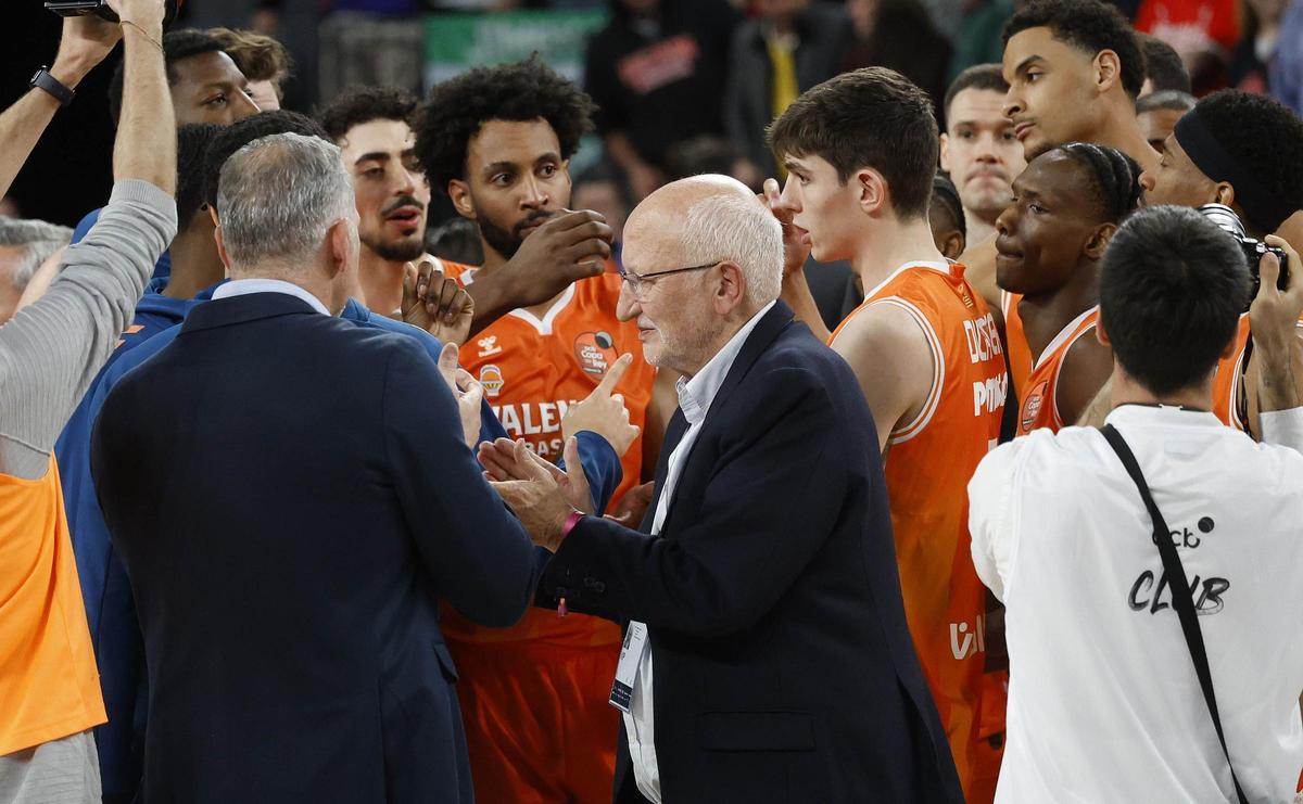 Juan Roig, dando ánimos a los jugadores en el centro de la pista.