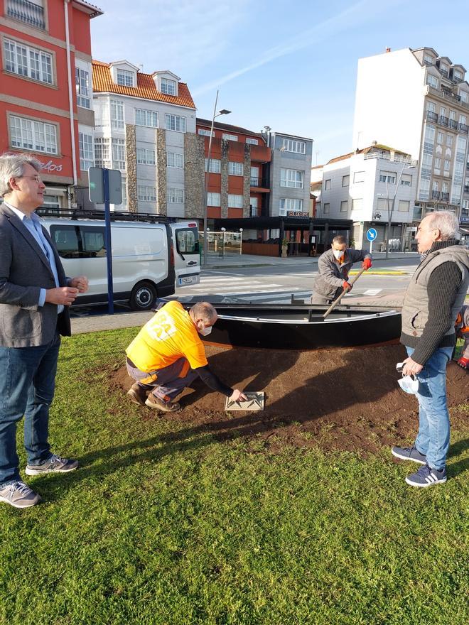 El alcalde y el concejal Juan Ramón Outeda supervisaron esta mañana la colocación de la primera de las dornas.