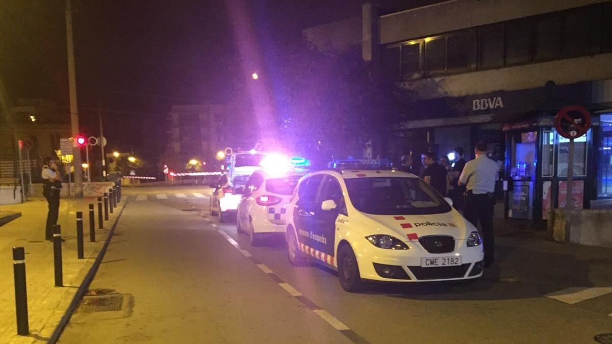 Policía local y Mossos identifican a personas en el inicio de la campaña del referéndum en Cerdanyola.