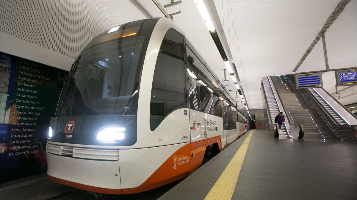 Una de las nuevas unidades del TRAM para la línea Benidorm-Dénia en la estación de Luceros en Alicante