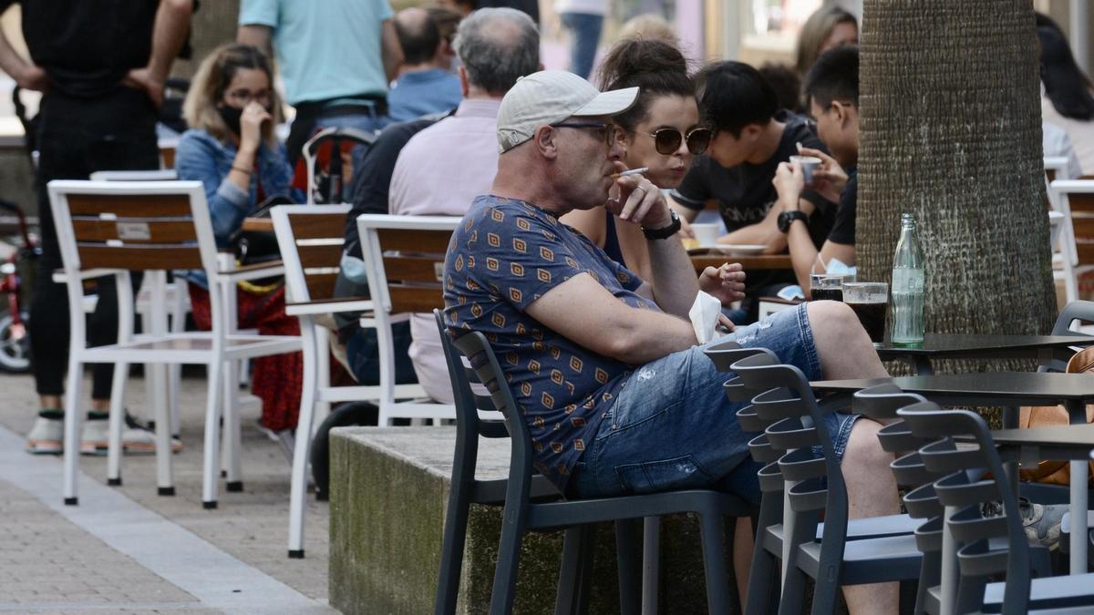 Un usuario fuma en una terraza