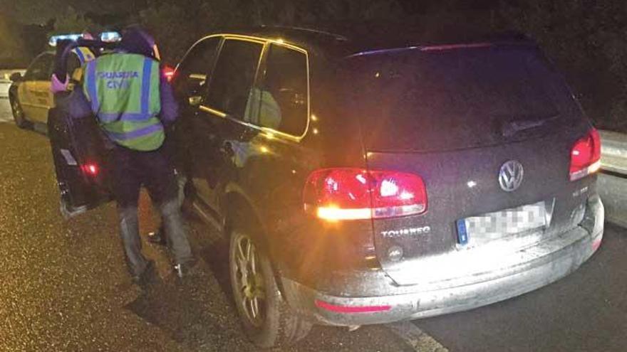 Un guardia civil después de interceptar el Volkswagen Touareg que circulaba en sentido contrario por la autopista de Llucmajor.