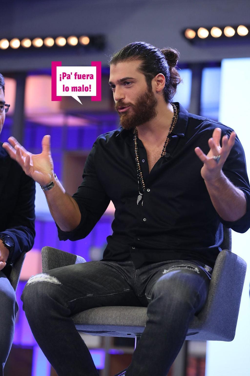Can Yaman con bocadillo