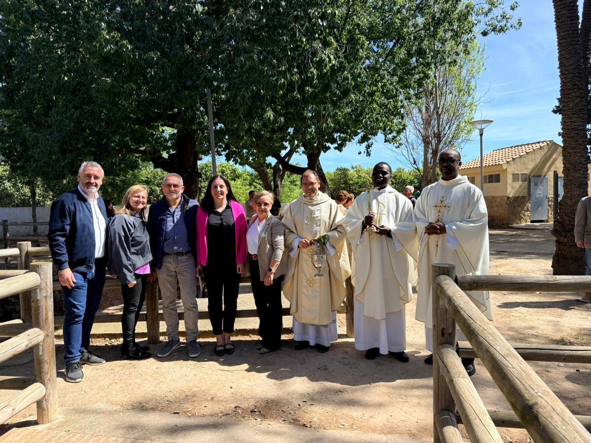 Representantes de los distintos ayuntamientos, con el sacerdote y los diáconos, tras la bendición.