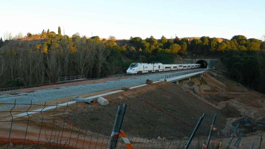 El tren pasa por la vía derecha, pero en breve lo hará por la izquierda del túnel del Bolón a Valorio.