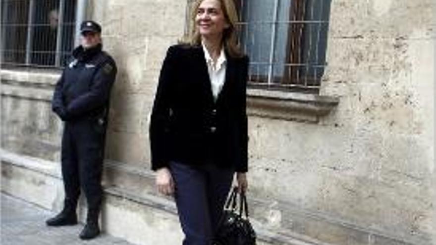 La Infanta no vol seure a la banqueta dels acusats.