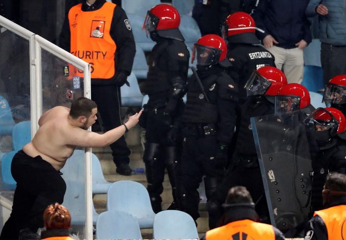 GRAF5760. SAN SEBASTIÁN, 07/12/2017.- Un aficionado del Zenit San Petersurgo se encara con miembros de la Ertzaintza, durante el partido de la Liga Europa ante la Real Sociedad, que se disputa esta noche en el estadio de Anoeta, en San Sebastián. EFE/Javier Etxezarreta