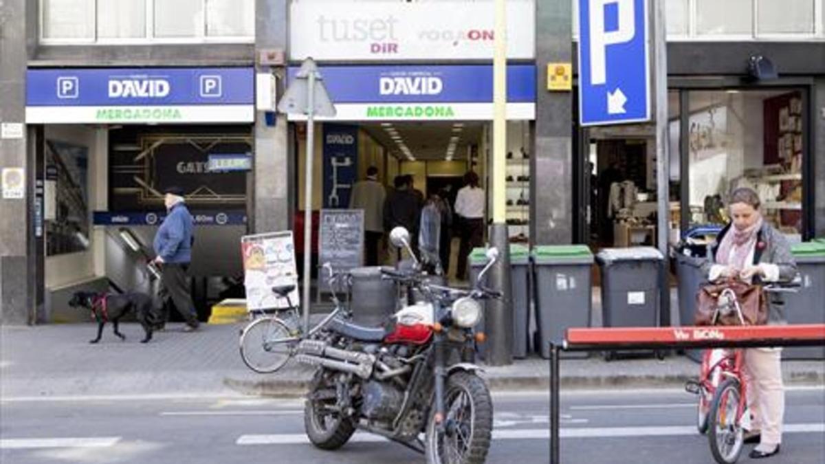 Entradas a las galerías David por la calle Tuset con acceso también a un Mercadona.