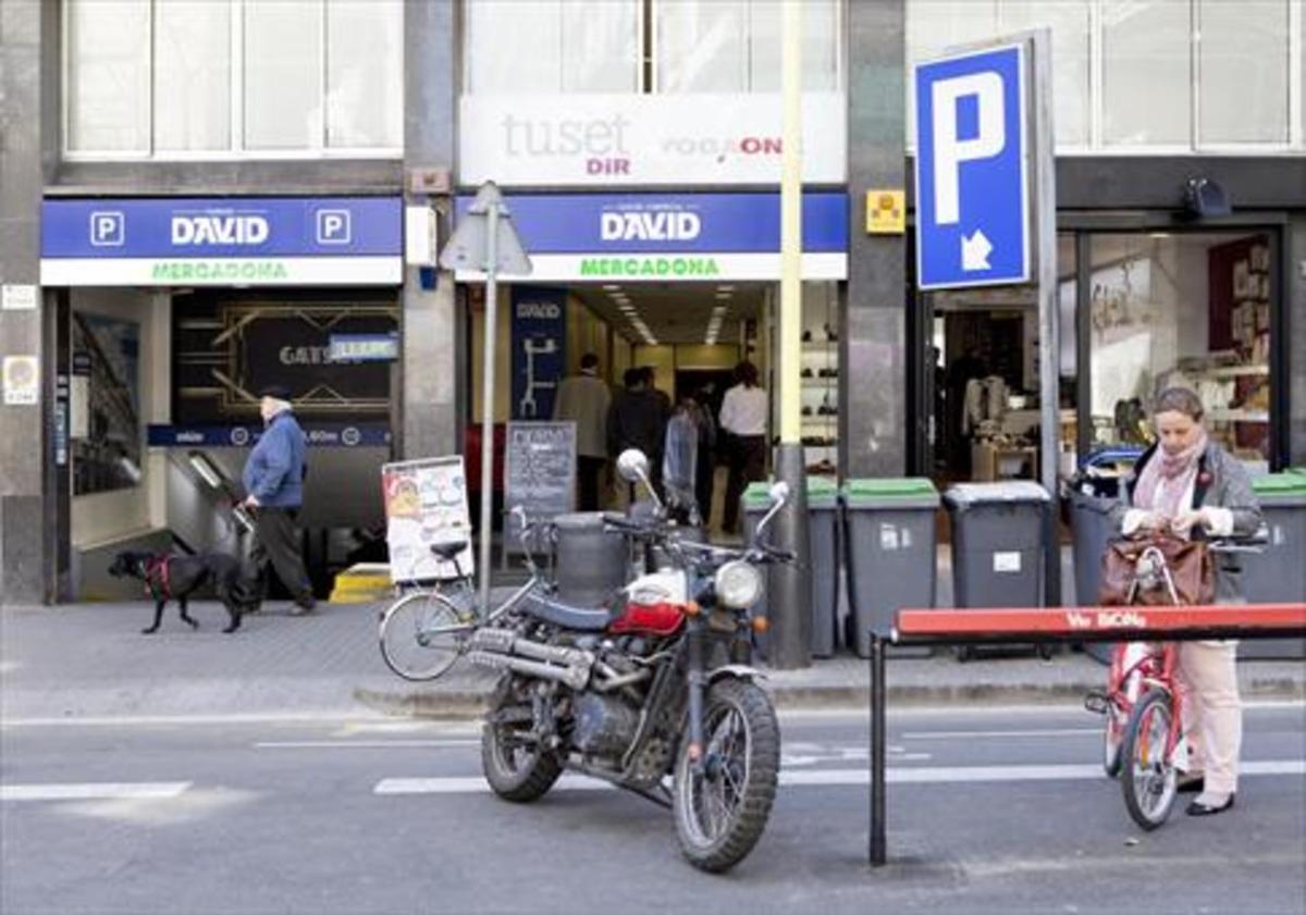 Entrades a les galeries David pel carrer de Tuset, amb accés també a un Mercadona.