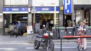 Entrades a les galeries David pel carrer de Tuset, amb accés també a un Mercadona.