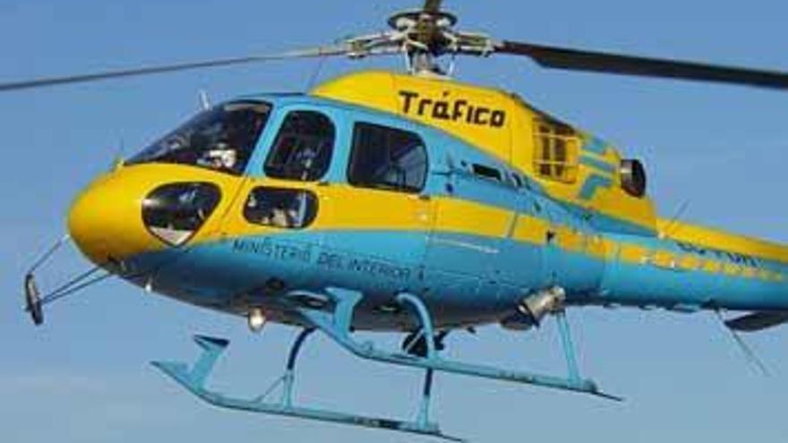 Un helicóptero de la Dirección General de Tráfico.