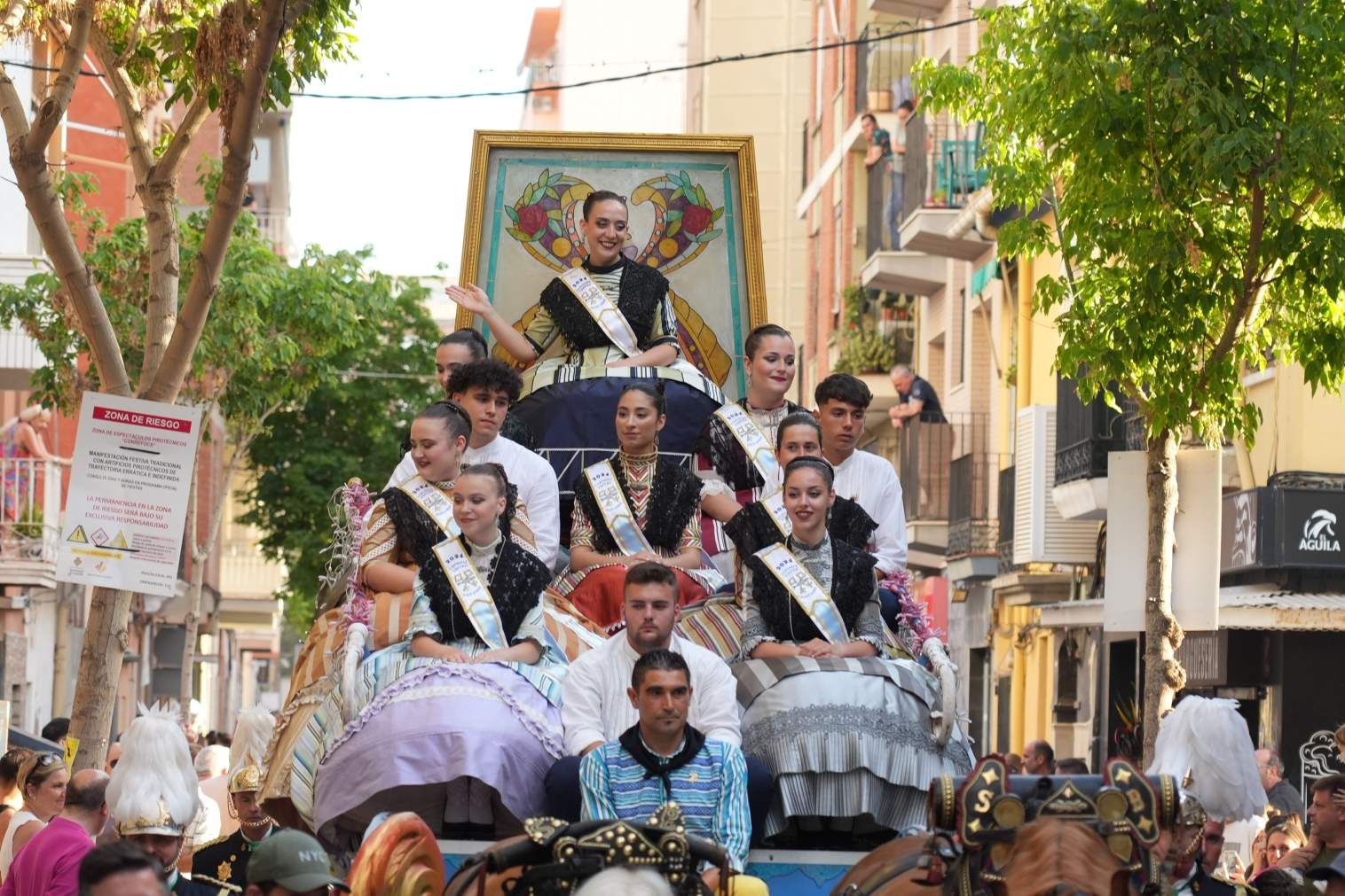 El Grau da inicio a las fiestas de Sant Pere con pólvora, bous y música