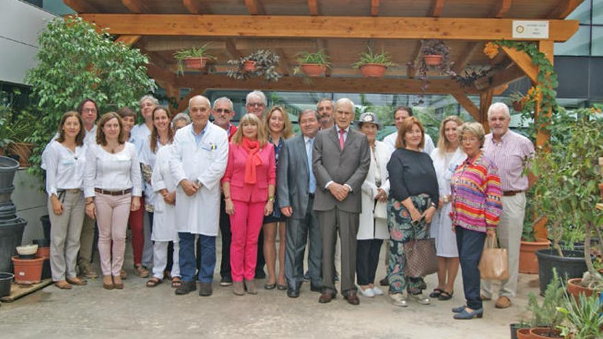 Representantes del Rotary Club y el Ib-Salut, ayer, bajo la pérgola.