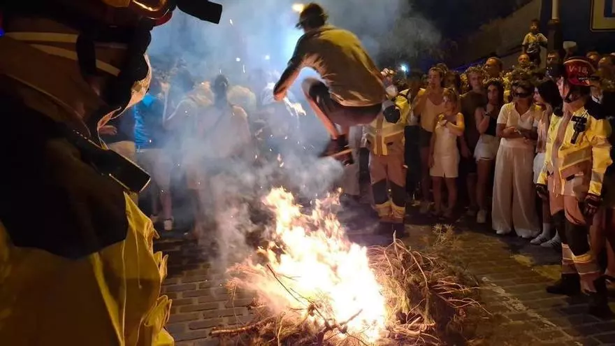 Una multitud salta las hogueras: así se ha vivido la "nit dels focs de Sant Joan" en Xàbia (vídeo)