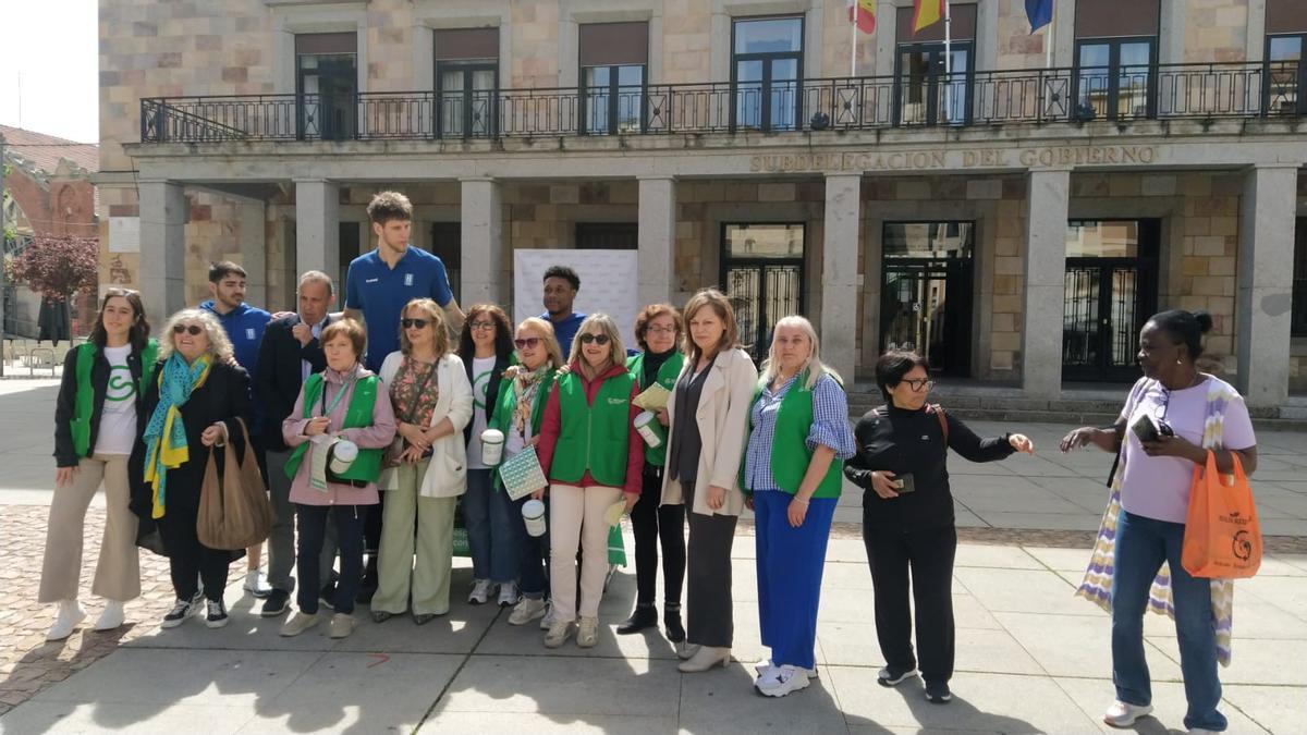 Autoridades, deportistas y voluntarios apoyan la cuestación de la Asociación Española contra el Cáncer en Zamora