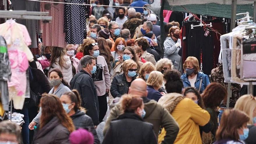 Aglomeración el martes día 20 en el mercadillo de Santa Bárbara de Elda.