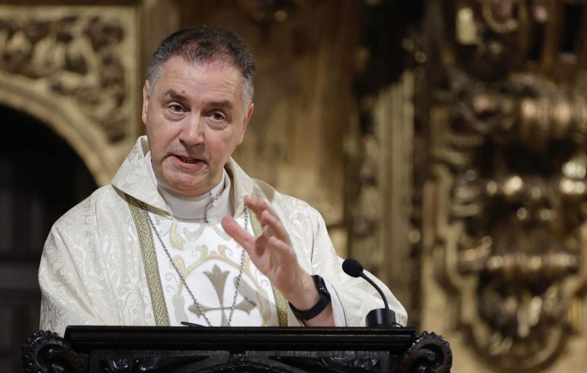 El cardenal Fernández Artime, feliz al pisar de nuevo Luanco