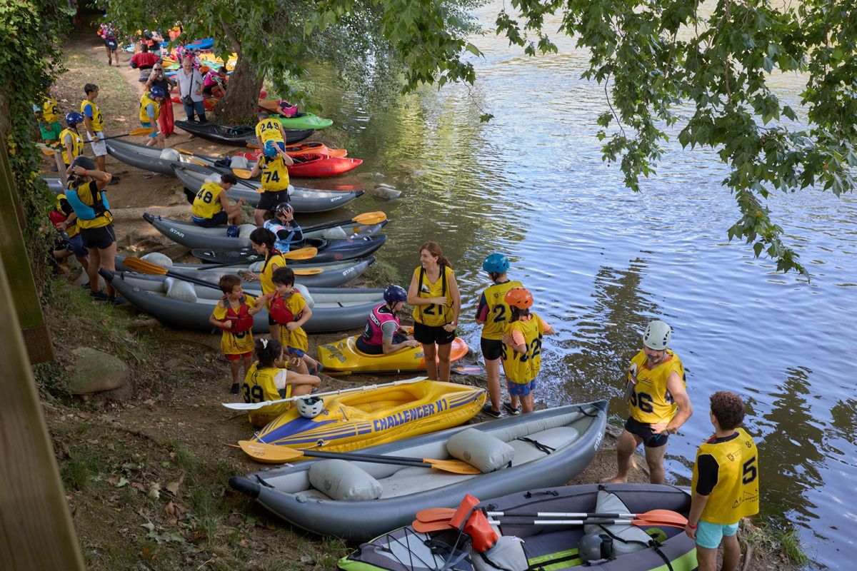 Els participants preparant-se per iniciar el descens a la Barca de Bescanó.