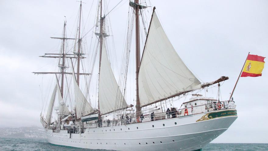 El buc escola Juan Sebastián Elcano entra a la badia de Roses