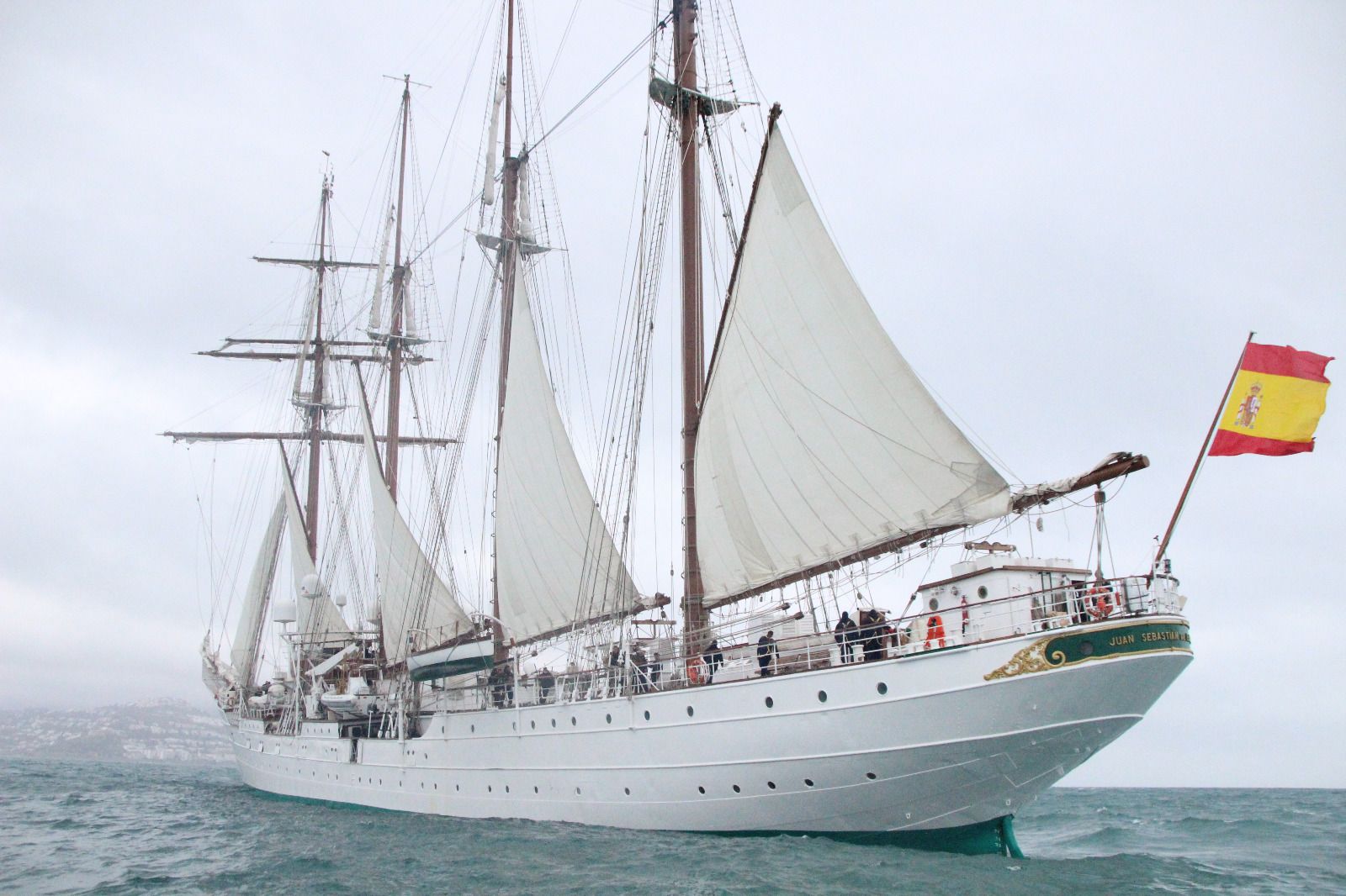 El buc escola Juan Sebastián Elcano entra a la badia de Roses