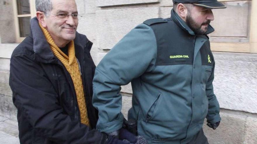 Miguel Rosendo, sonriente a su entrada en los juzgados de Tui. // J. Lores