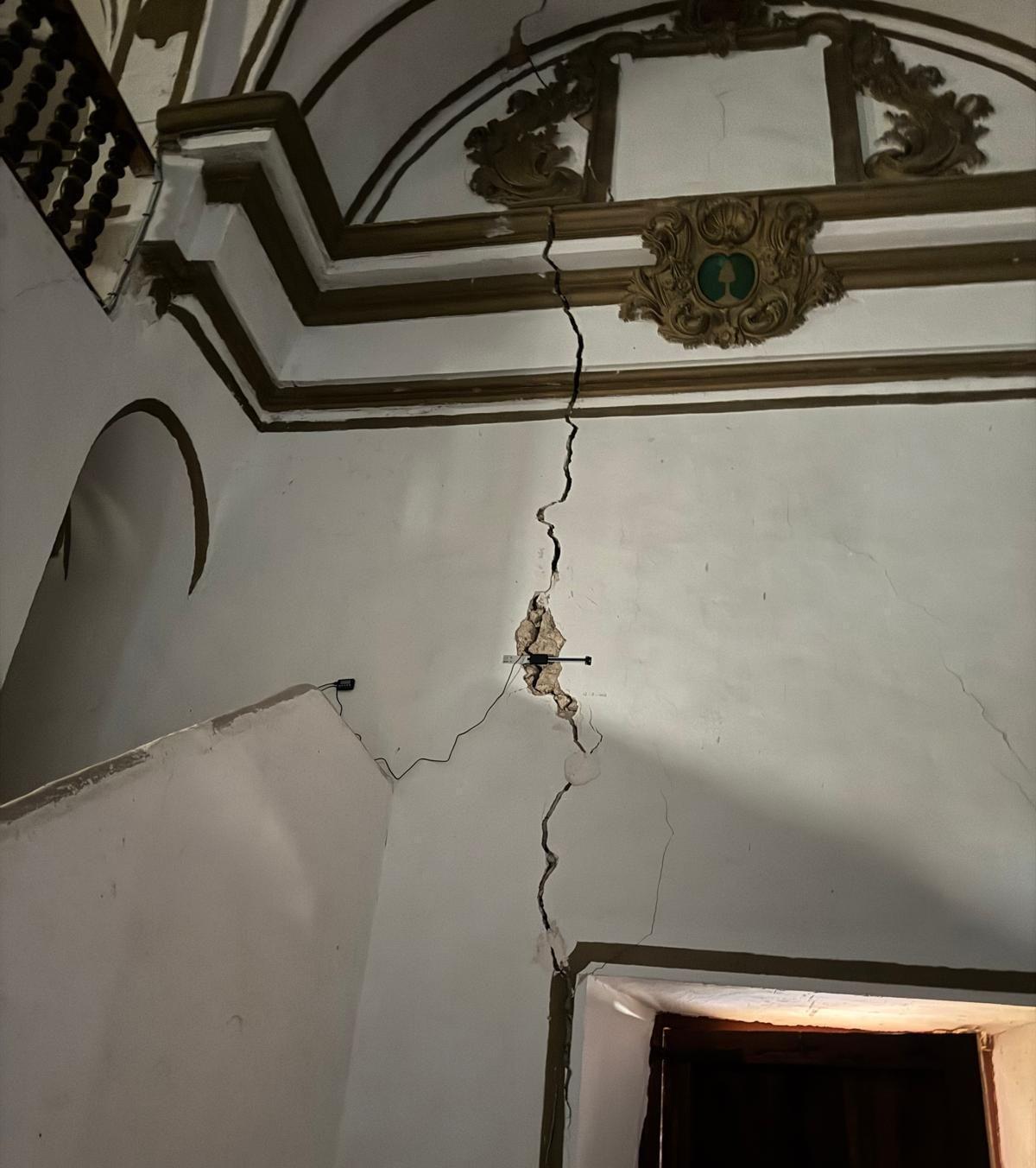 Imagen de una de las grandes grietas que se han producido en la ermita de Sant Cristòfol de Todolella.