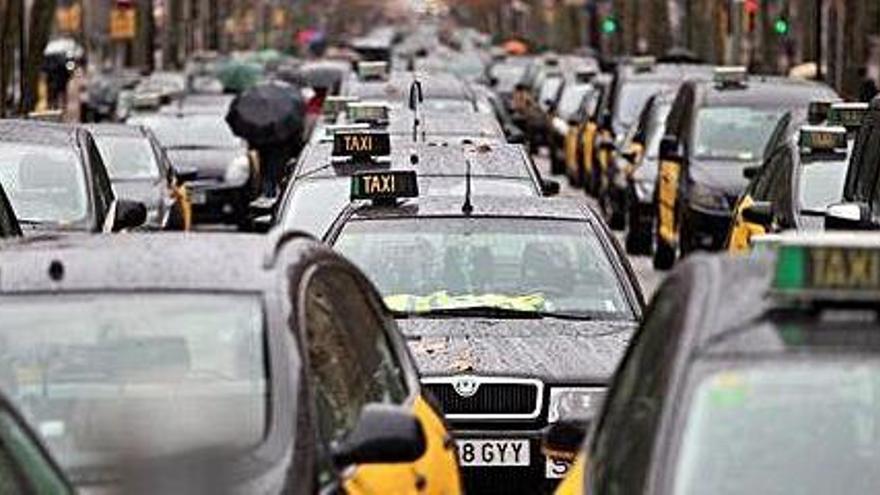 Desenes de taxis aturats a la Gran Via de Barcelona